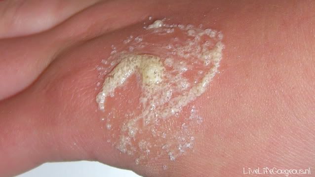 Boter scrub op mijn hand