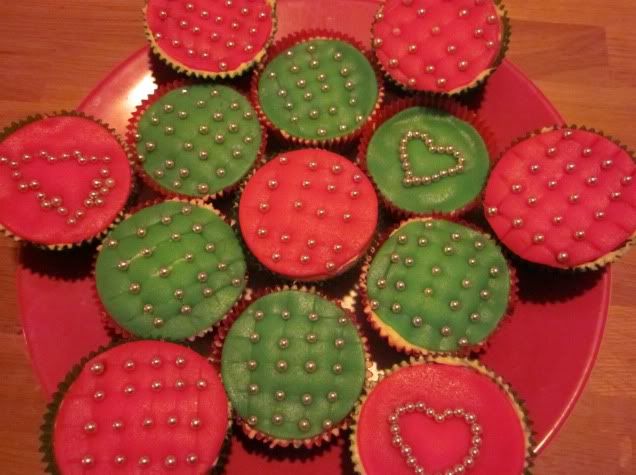 http://i567.photobucket.com/albums/ss115/samsoem/kerstcupcakes.jpg
