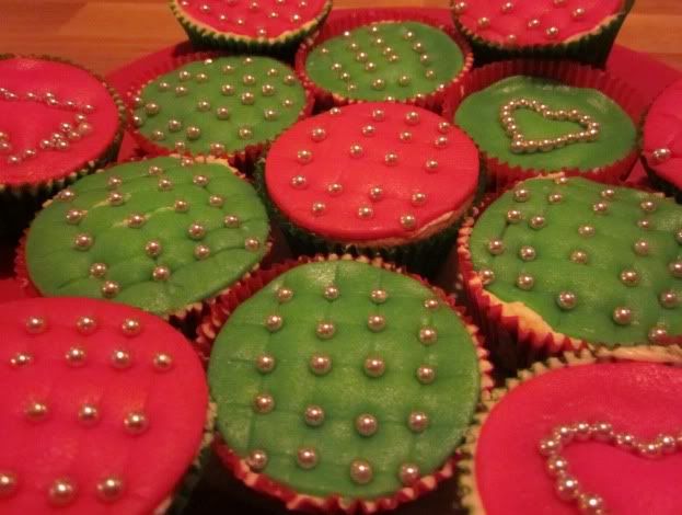 http://i567.photobucket.com/albums/ss115/samsoem/kerstcupcakes2.jpg