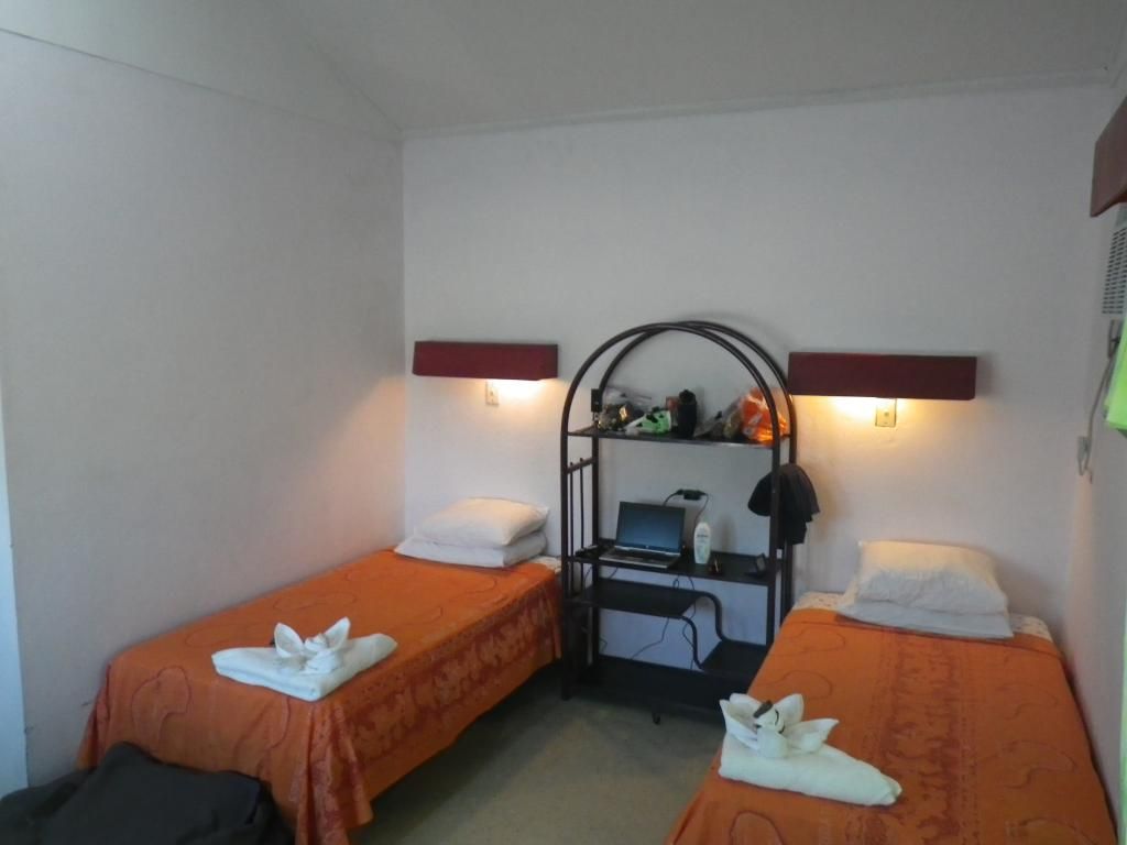 http://i567.photobucket.com/albums/ss117/livetoofish/4-Roomphoto.jpg