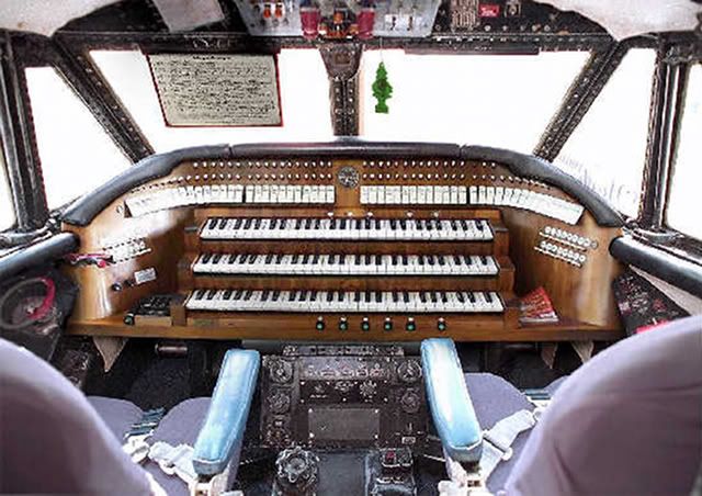 OrganAirliner1Cockpit.jpg